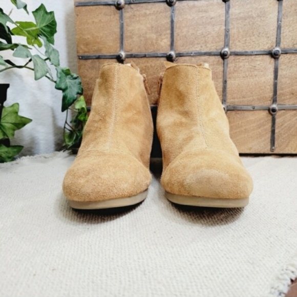 Toms Taupe Suede Heeled Ankle Boot size 5.5 Brown - Picture 5 of 9